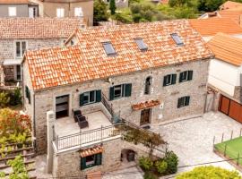 Villa Mara Lustica Bay Retreat near Tivat, Kotor Bay，位于拉多维奇的酒店