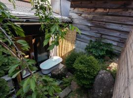 Guest House HINATA - Japanese House with Sauna and Open-air Bath，位于高山的公寓