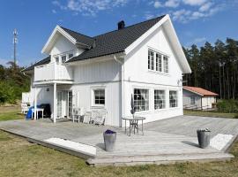 Large and spacious villa in Revsudden, north of Kalmar，位于Rockneby的酒店