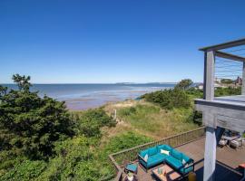 Unique waterfront home with stunning views，位于韦尔弗利特的酒店
