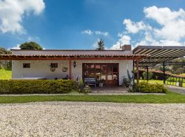 Buho Cabaña Santa Elena，位于圣埃伦娜的酒店