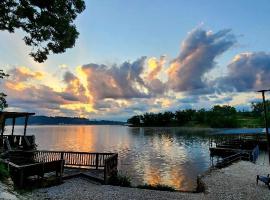 Lakeshore Fishing Cabin 6，位于奥沙克湖的酒店