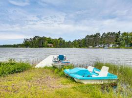 Rhinelander Vacation Rental with Yard on Venus Lake!，位于Rhinelander的酒店