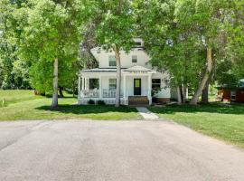 Home Near Downtown and Spearfish Canyon!，位于斯皮尔菲什的酒店