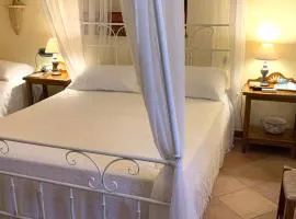 B &B Inn - COME UN PICCOLO HOTEL- CAMERE CON BAGNO PRIVATO-PARCHEGGIO INTERNO PER MOTO e BICI -ENERGETIC BREAKFAST extra