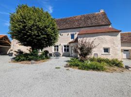 Charmant Gîte en Berry avec Étang, Terrasse et Spa à Proximité - FR-1-591-407，位于Douadic的酒店