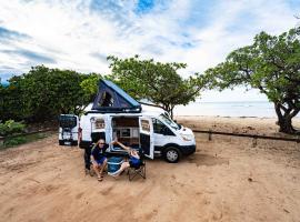 CampCar Maui Jeeps SUVs Hybrid Camper van Rentals with equipment and Travel Advice，位于卡胡卢伊的豪华帐篷营地