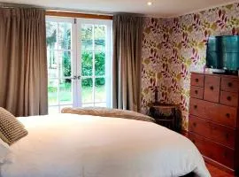 The Oaks- a beautifully appointed 1890s villa