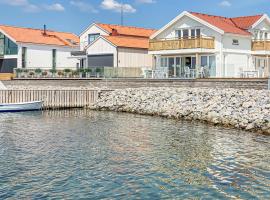 Stunning Apartment In Rönnäng With House Sea View，位于Rönnäng的公寓