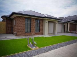 Serene Vista Homes-4-bedroom house，位于Donnybrook的酒店