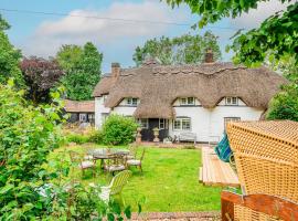 Entire Thatched Cottage in New Forest with Garden，位于卡德纳姆的酒店