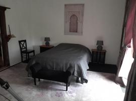 La petite Salamandre bleue，位于La Croisille-sur-Briance的宠物友好酒店