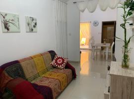 A lovely ground floor apartment, 15 minutes by car from the airport and 2 minutes walk to the beach.，位于比尔泽布贾的酒店
