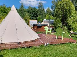 Hot Tub with Wigwam Fluffy Horns - Kubls ar vigvamu Pūkainie Ragi，位于普里恩斯慕斯的豪华帐篷