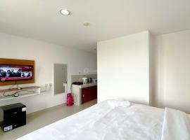 Comfy Studio with Twin Bed at Enviro Apartment By Travelio，位于芝卡朗的酒店