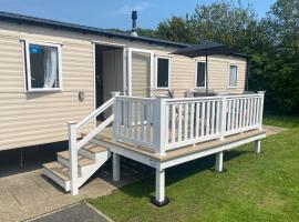 Whitecliff Bay Holiday Park - Most popular location near Pools, Clubs and Beach，位于本布里奇的度假村