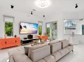 Luxury Modern Waterfront House in BEST Location! King Bed Suite & Close to Beach
