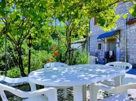 Casa rustica con terrazza e barbecue