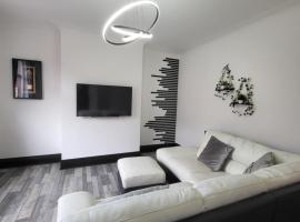 Modern Refurbished 3 Bedroom Self Catering house in Preston，位于普雷斯顿的酒店