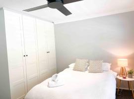 Peaceful Merewether Family Home，位于Merewether的酒店