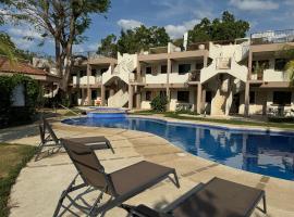 Sandy Shore Two Bedroom Condo Across Beach，位于科克的酒店