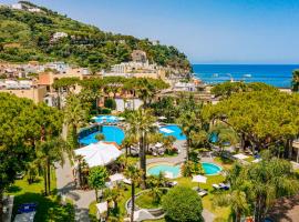 La Reginella Resort & Spa，位于拉科阿梅诺的酒店