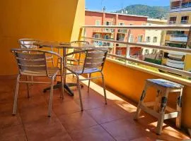 Studio lumineux en plein centre-ville, avec terrasse privée sur cour, situé place du Pin