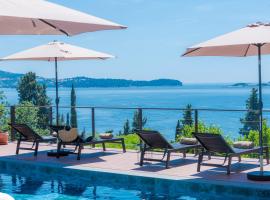 Villa Hortensia-With Private Pool and Beaches Front，位于米利尼的酒店