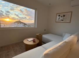 Skala Sunset Hotel and spa，位于伊奥斯乔拉的带按摩浴缸的酒店