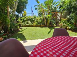 Holiday garden apartment עם מקלט，位于凯撒利亚的酒店
