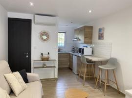 Studio cosy a 500m de la plage，位于弗雷瑞斯的酒店