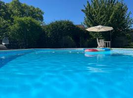 La Colline de Tilleul - Les Tilleuls - 4 STAR RATED - stunning cottage with pool near Aubeterre in idyllic location，位于Saint-Romain的酒店