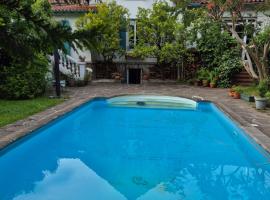 Apartment 55 m2, sunny garden & pool in Villa 1905，位于昂代的酒店
