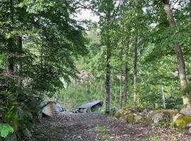 Calm and private country side property with own waterfront by large river，位于Str&ouml;mmarna的宠物友好酒店