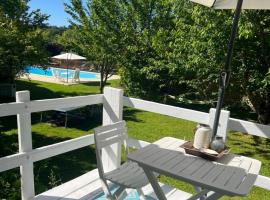 La Colline de Tilleul - Les Deux Puits - Cosy Cottage with swimming pool near Aubeterre，位于Saint-Romain的酒店