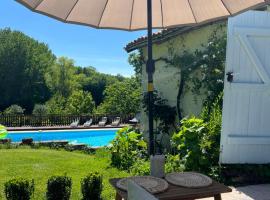 La Colline de Tilleul - De La Colline 4 STAR RATED - Beautiful Cottage Near Aubeterre，位于Saint-Romain的酒店