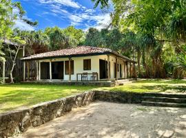 Namaskara by the Beach - Charming Beachfront Bungalow Retreat，位于Moraketiara的酒店