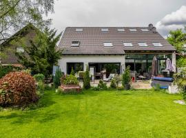 Wunderschöne Terrassenwohnung mit Blick ins Grüne!，位于梅尔布施的酒店