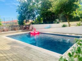 Charming 1 bedroom flat, Biarritz center with pool and car park，位于比亚里茨的酒店
