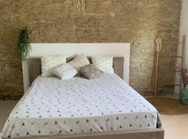 Maison de vacances toute équipée à 5mn du Pont-du-Gard au Cœur de Sernhac，位于塞尔纳克的酒店