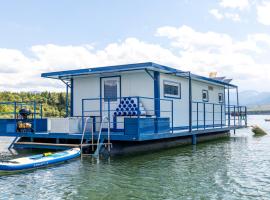 Marský Vlk - zážitkový Houseboat，位于利普托斯基米库拉斯的船屋