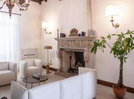 Villa Tuzzo，位于莱切的带泳池的酒店