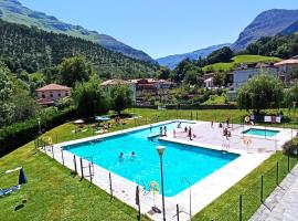 Casa Rugama Chalet con piscina de temporada en el corazón de Cantabria，位于Arredondo的酒店