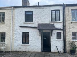 Peaceful riverside cottage in Machen Caerphilly，位于卡菲利的酒店