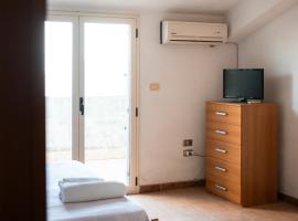 Hotel Bar 2001，位于布兰卡莱奥内码头的酒店