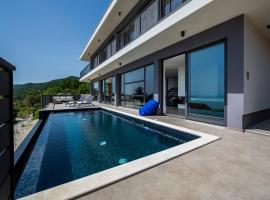 Luxury Villa The View in Opatija - for 12 people with incredible sea view & wellness，位于奥帕提亚的酒店