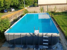 Maison bord de Marne pour 10 personnes avec jacuzzi，位于香槟沙隆的酒店