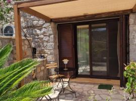 Studio &Kappa;&alpha;&rho;&pi;ώ Karpo，位于加拉希德松的带泳池的酒店