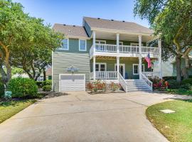Spacious Outer Banks Home - Golf and Beach Access!，位于科罗拉的酒店