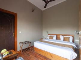 Alaya Stays Amara Aether Spacious Room with Scenic Views in Nainital，位于奈尼塔尔的公寓式酒店